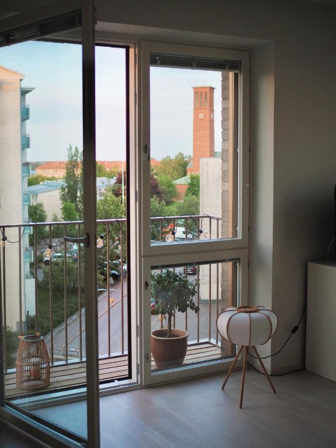 Candy-Colored Two-Room Condo With Sweet Views Helsinki Kültér fotó