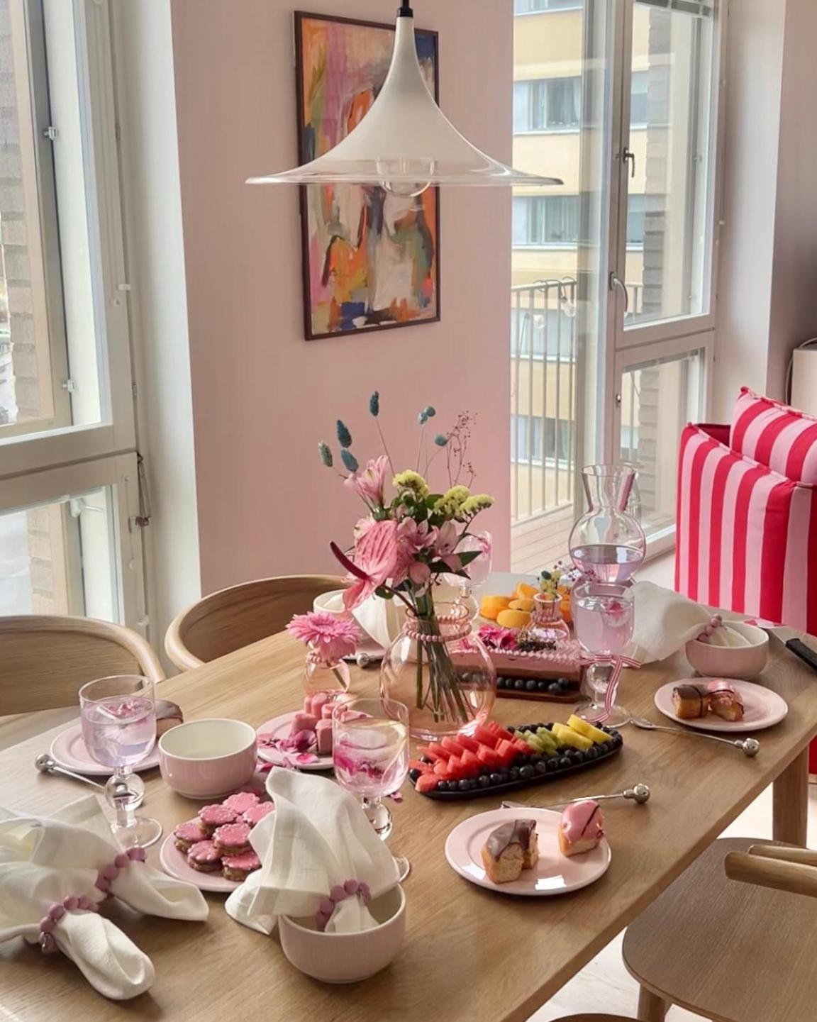 Candy-Colored Two-Room Condo With Sweet Views Helsinki Kültér fotó